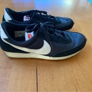Nike Women’s Daybreak size 10 Black/white